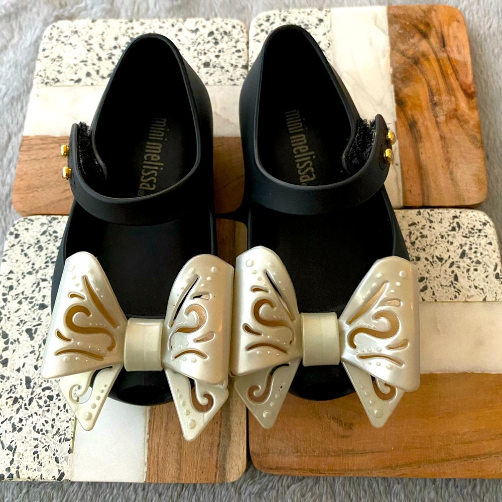 Mini Melissa Big Gold Bow size 5